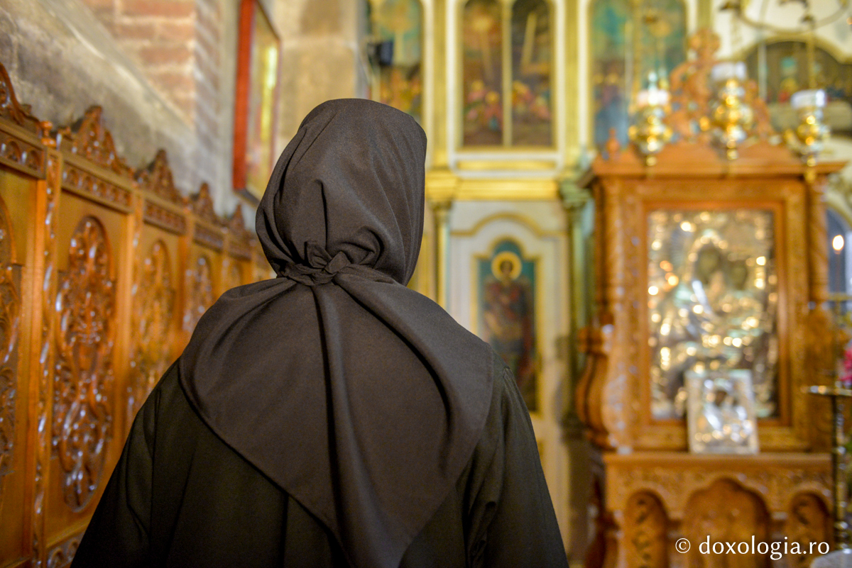 La rugăciune / Foto: Oana Nechifor Lumina din întuneric: povestea maicii Teofana de la Războieni
