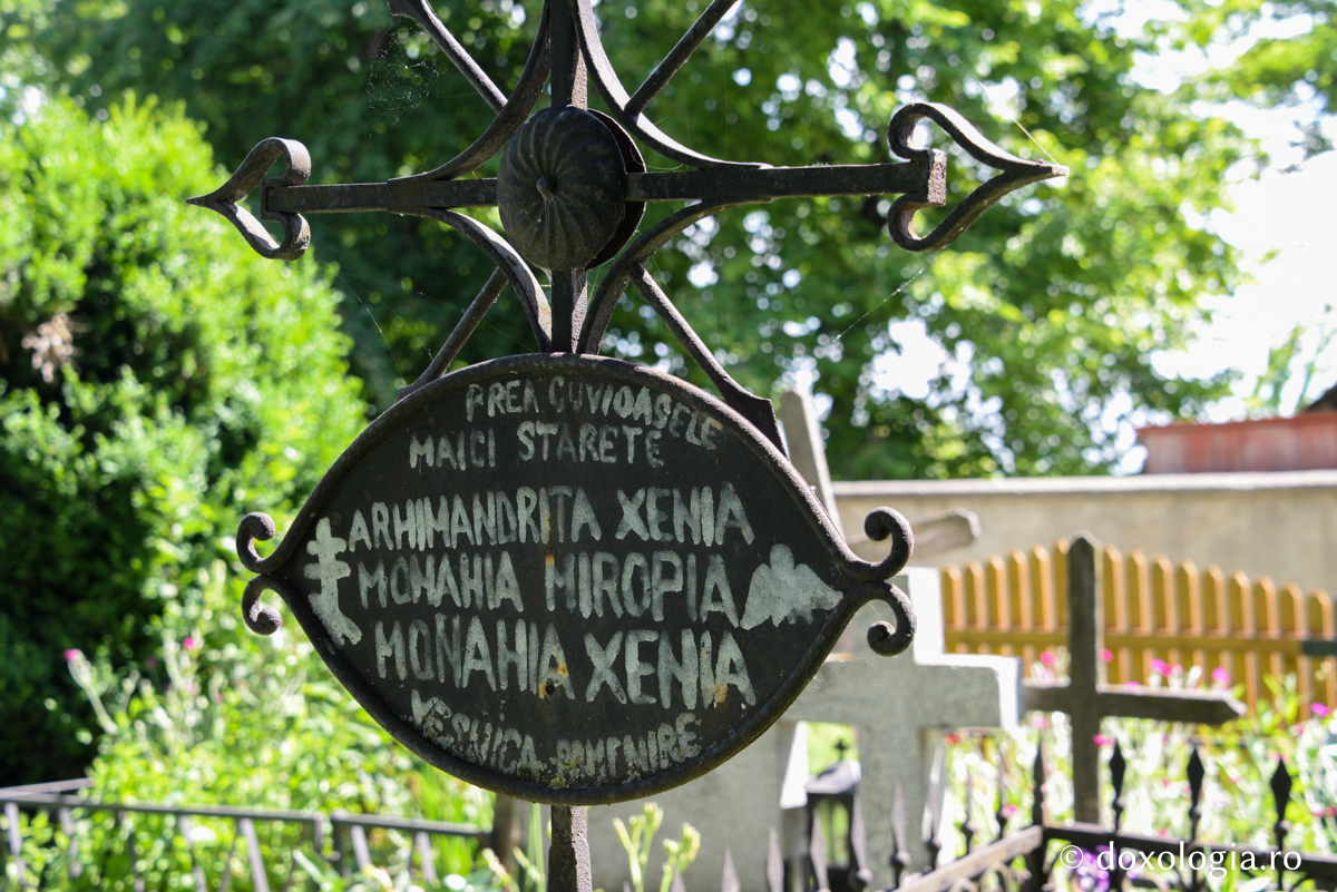 Pași în veșnicie: cimitirul Mănăstirii Războieni