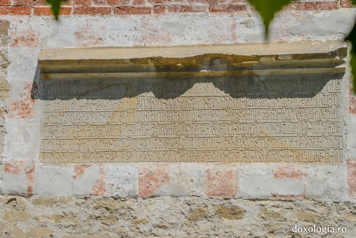 Pisania de la Războieni: istoria scrisă pe lespedea de piatră