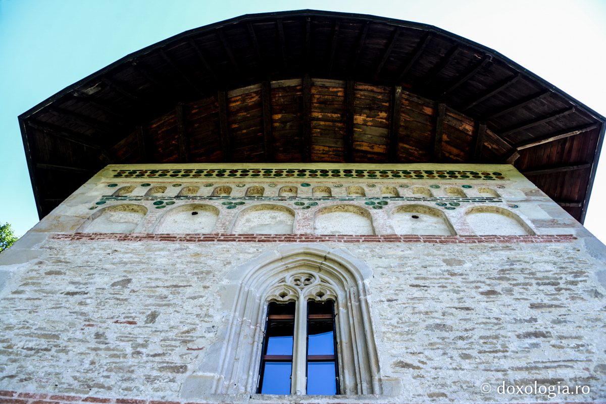 Arhitectura bisericii Mănăstirii Războieni