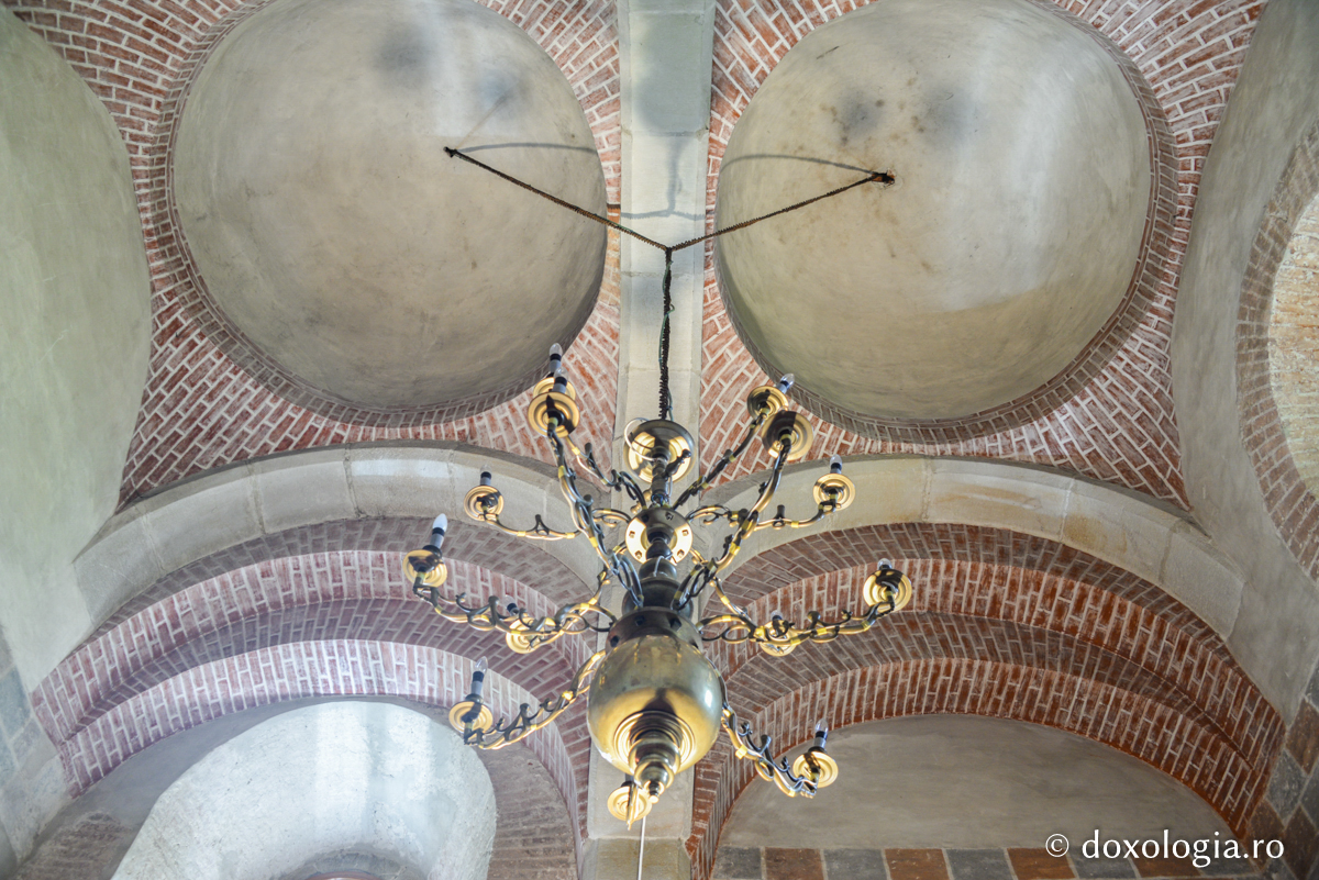 Arhitectura bisericii Mănăstirii Războieni