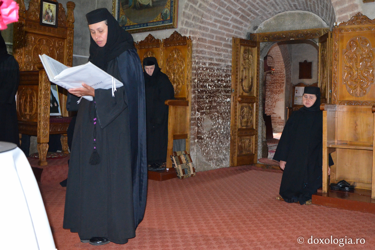 moment din slujbă la Mănăstirea Războieni