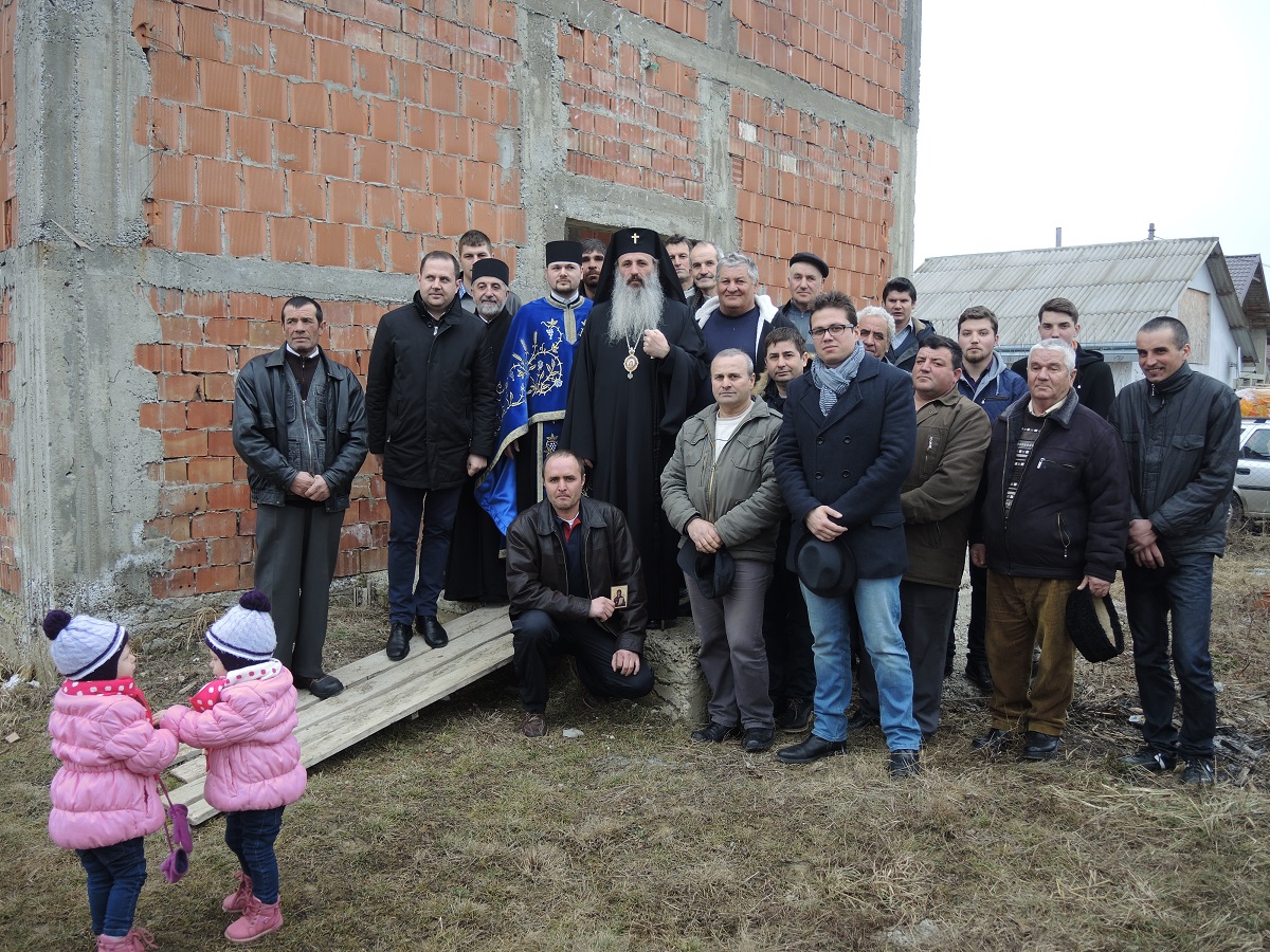 Vizită pastorală în parohia Cotu Morii IPS Părinte Mitropolit Teofan: „Criteriul judecăţii lui Dumnezeu va fi mila faţă de cei aflaţi în suferinţă“
