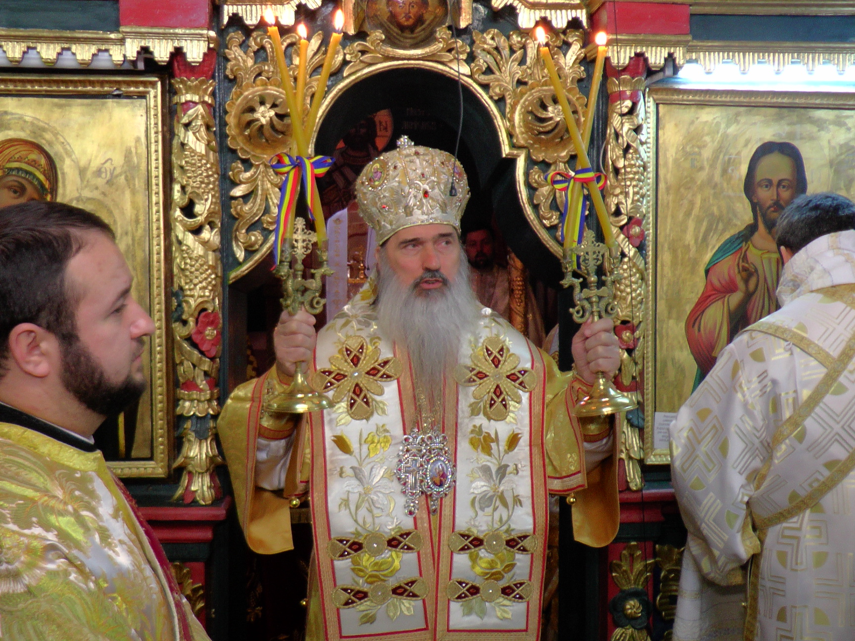 Liturghie cu doi arhierei, în localitatea natală a IPS Arhiepiscop Teodosie