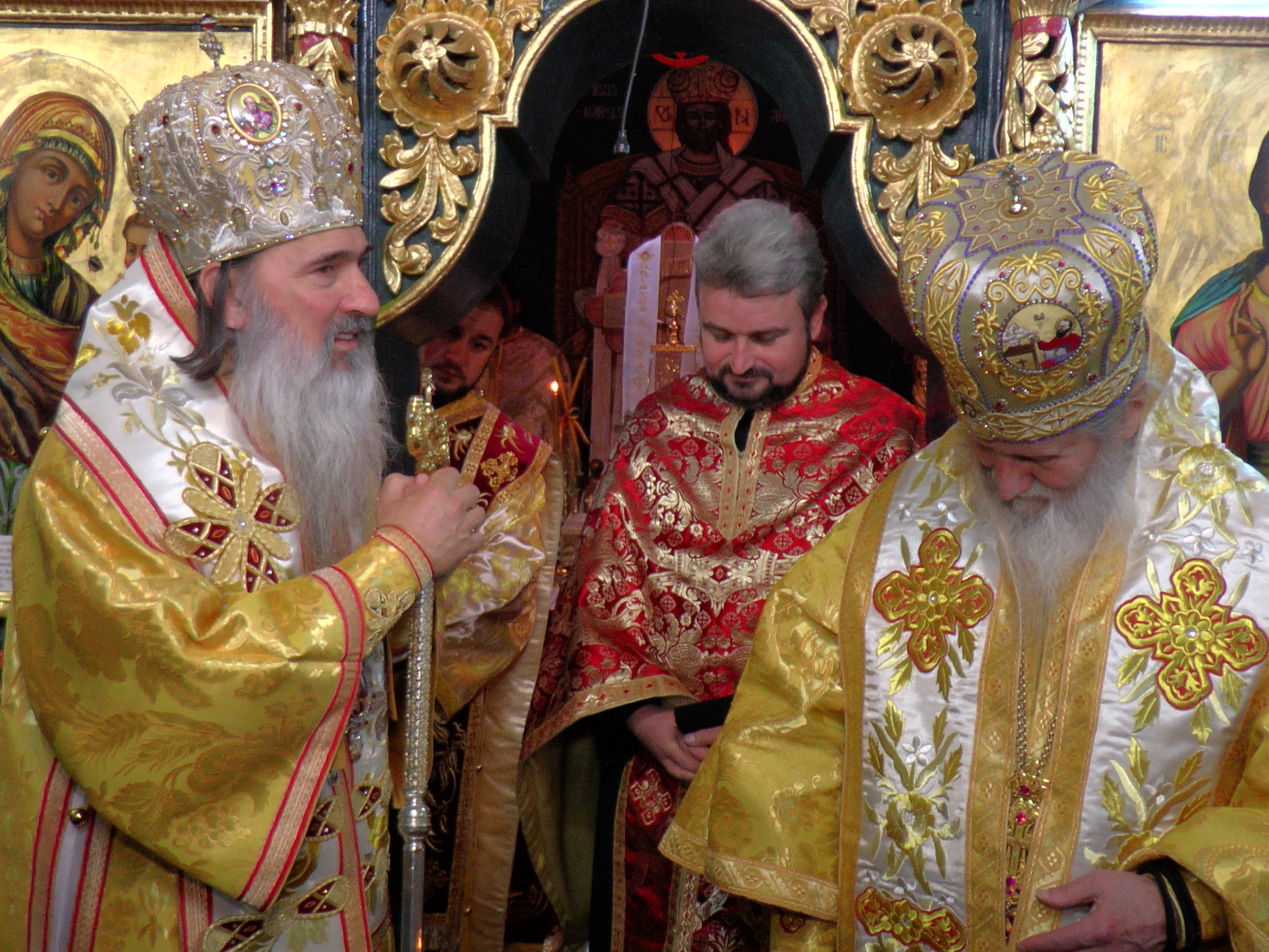 Liturghie cu doi arhierei, în localitatea natală a IPS Arhiepiscop Teodosie