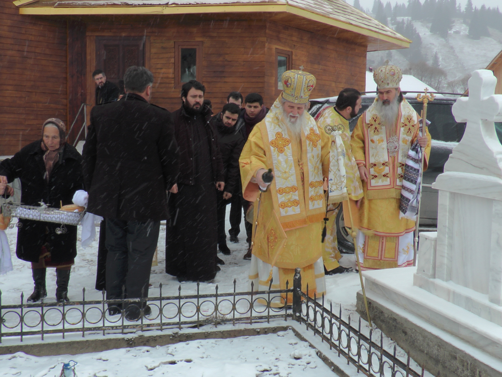 Liturghie cu doi arhierei, în localitatea natală a IPS Arhiepiscop Teodosie