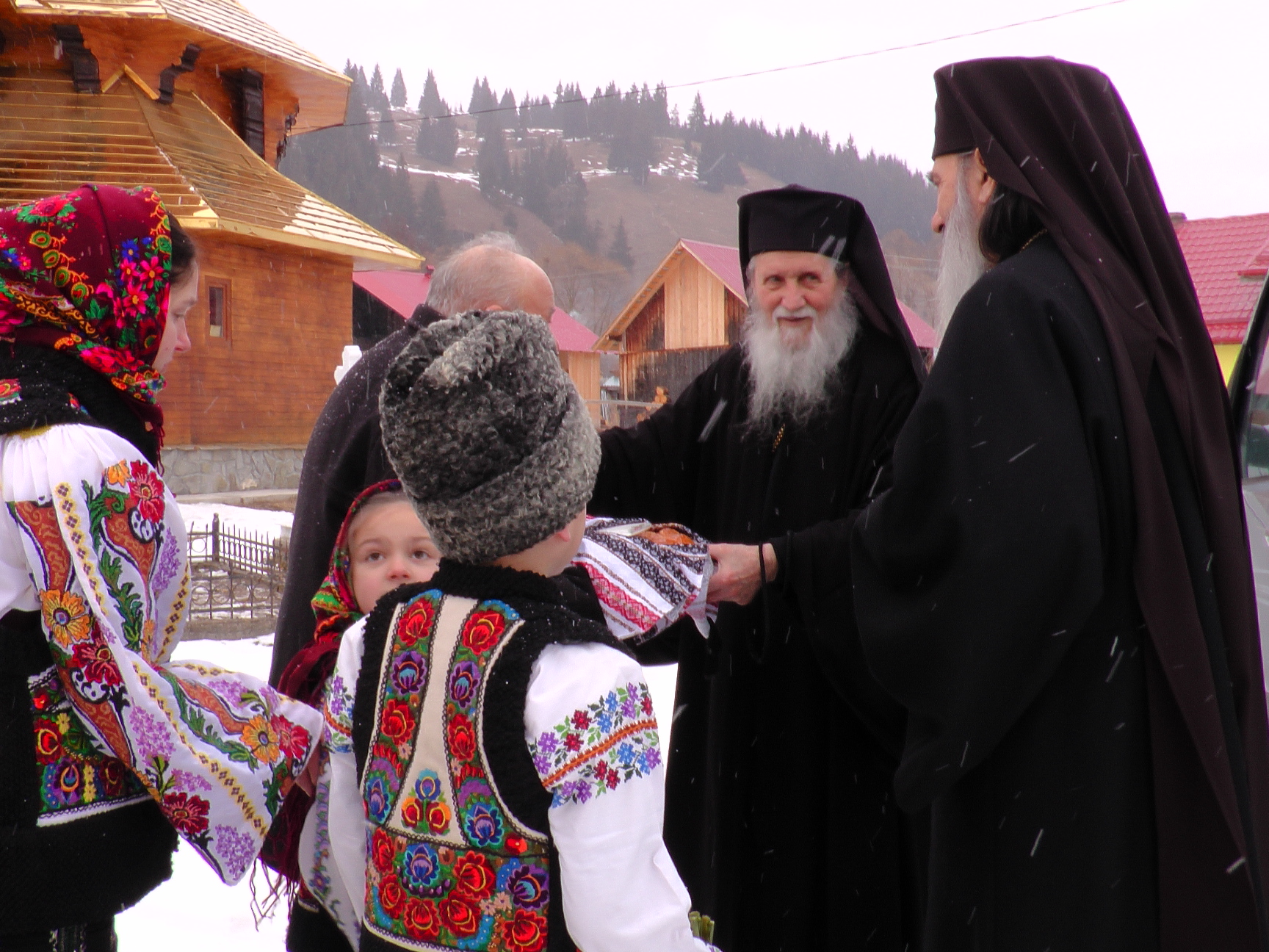 Liturghie cu doi arhierei, în localitatea natală a IPS Arhiepiscop Teodosie