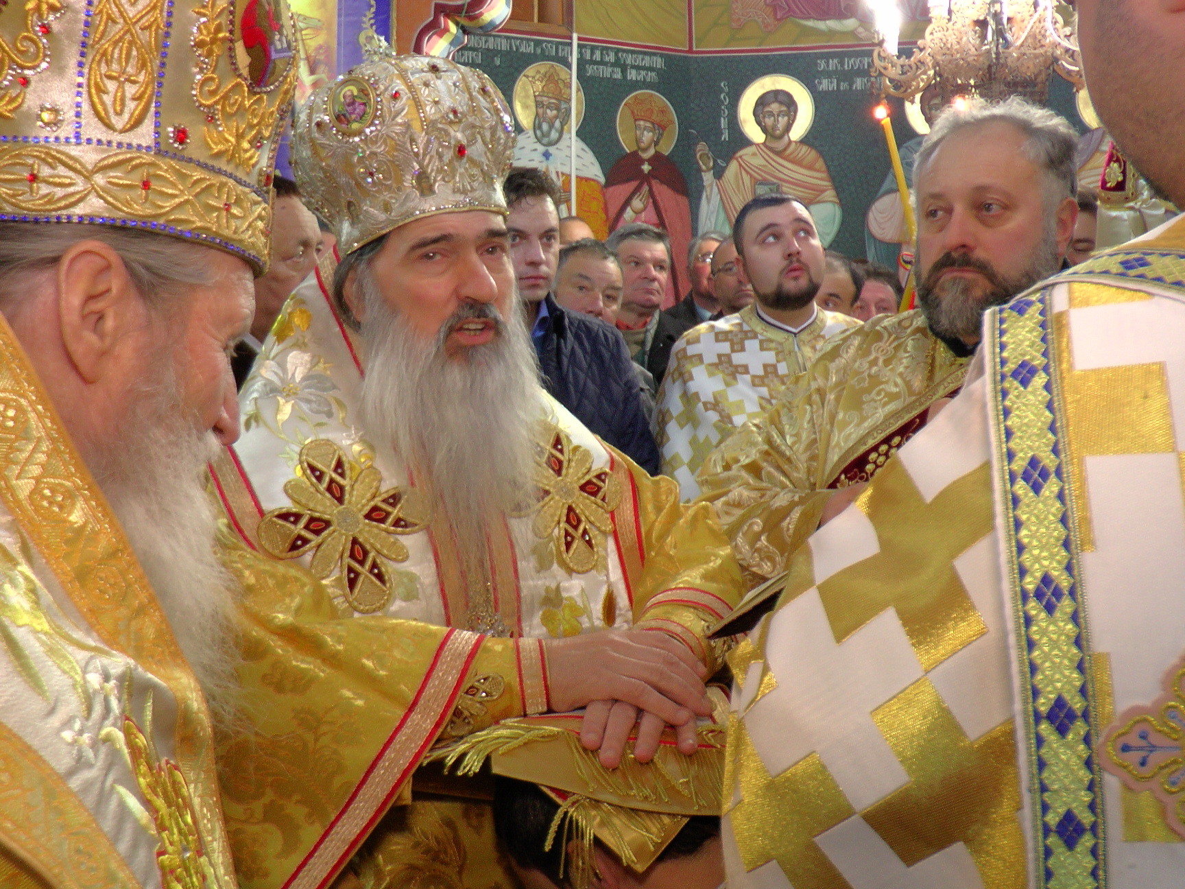 Liturghie cu doi arhierei, în localitatea natală a IPS Arhiepiscop Teodosie