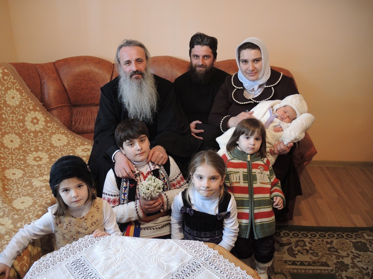 IPS Teofan a slujit Sfânta Liturghie şi slujba Botezului pentru prunca Mavra