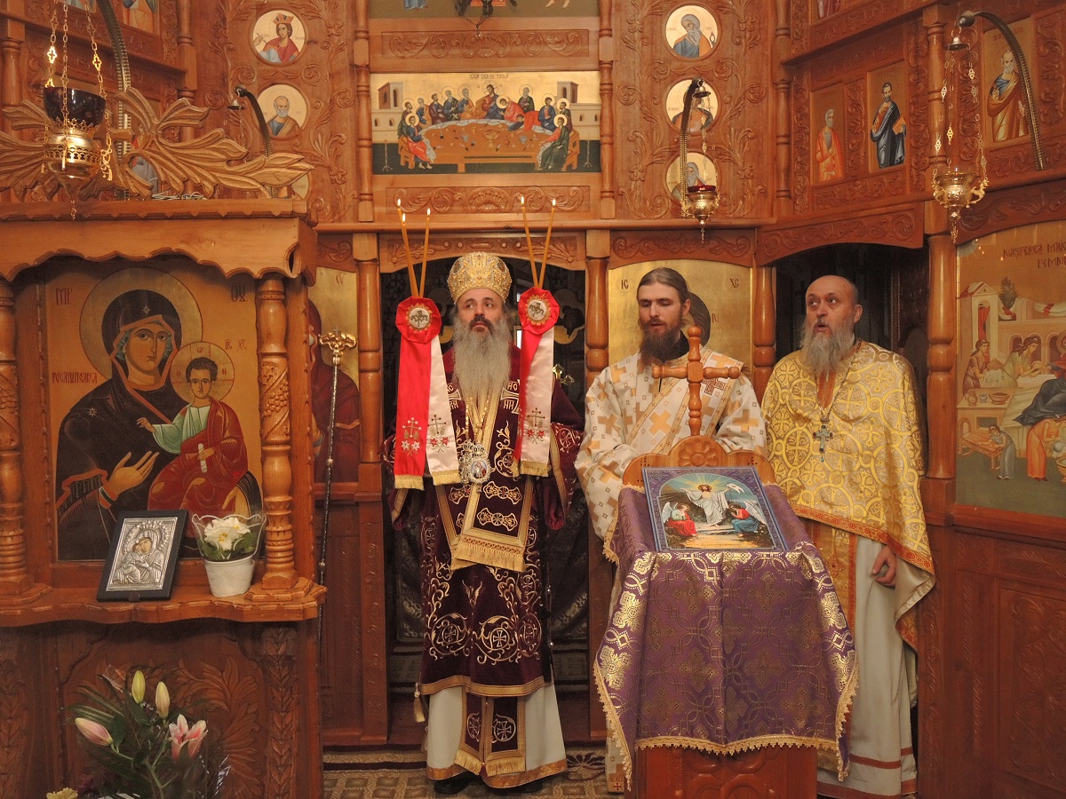 IPS Teofan a slujit Sfânta Liturghie şi slujba Botezului pentru prunca Mavra IPS Teofan a slujit Sfânta Liturghie şi slujba Botezului pentru prunca Mavra