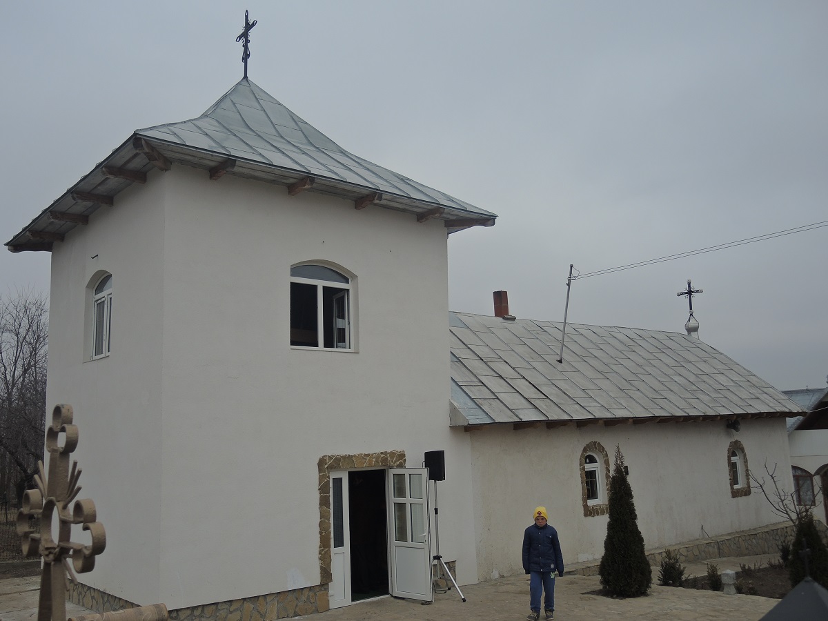 IPS Teofan a slujit Sfânta Liturghie şi slujba Botezului pentru prunca Mavra IPS Teofan a slujit Sfânta Liturghie şi slujba Botezului pentru prunca Mavra