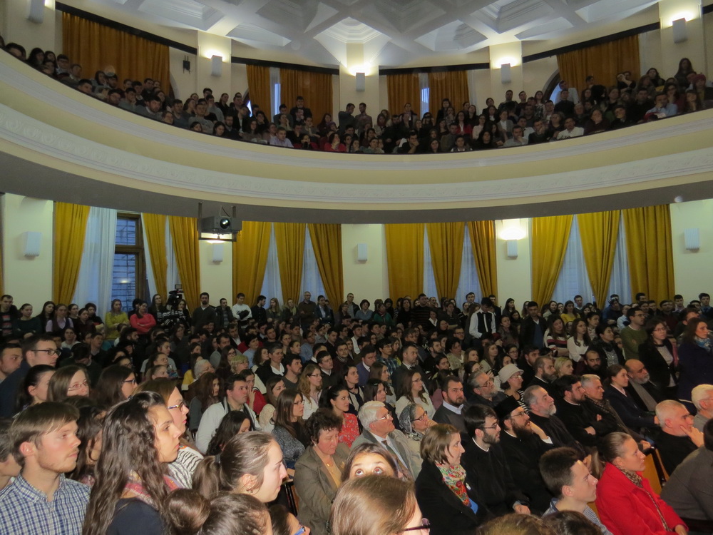 Sală arhiplină la conferinţa susţinută de părintele Constantin Necula la Iaşi
