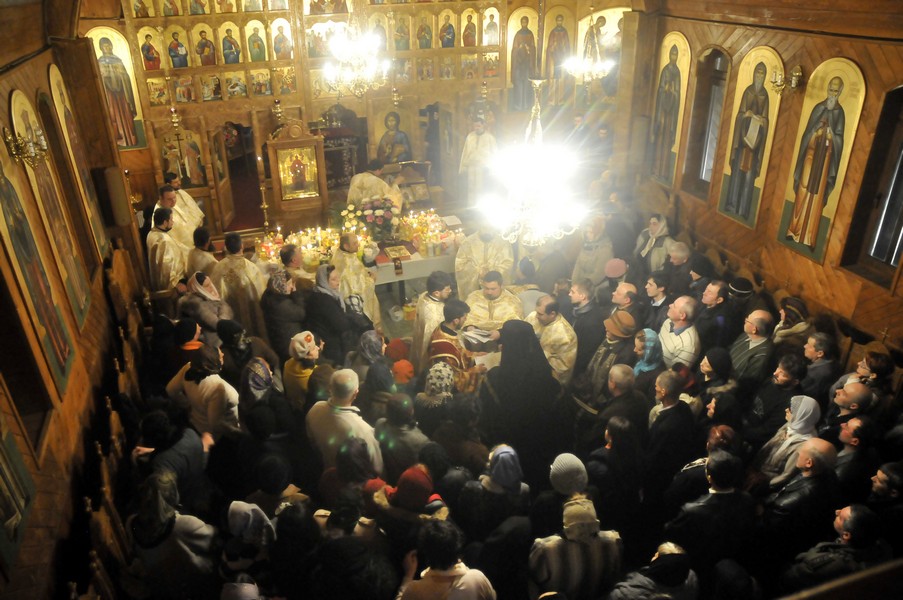 Seară de rugăciune la Mănăstirea Valea Budului