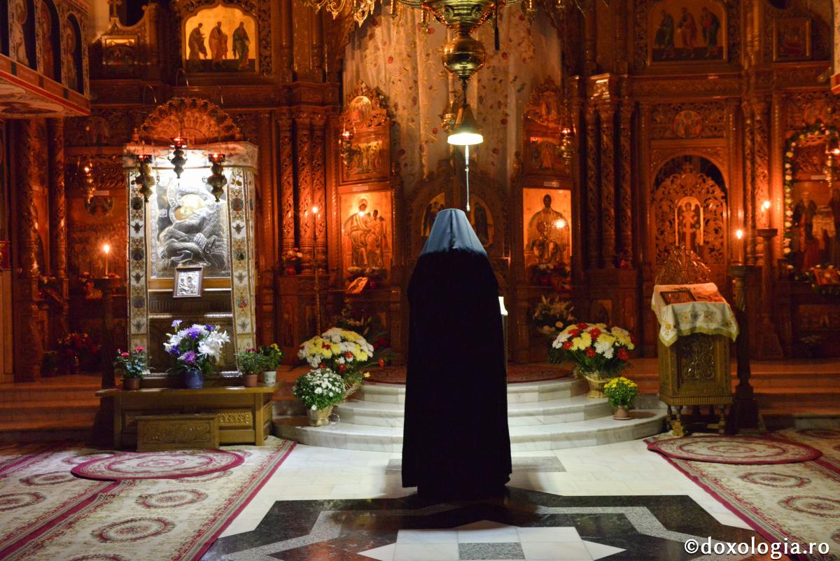 Cum să ne comportăm în biserică