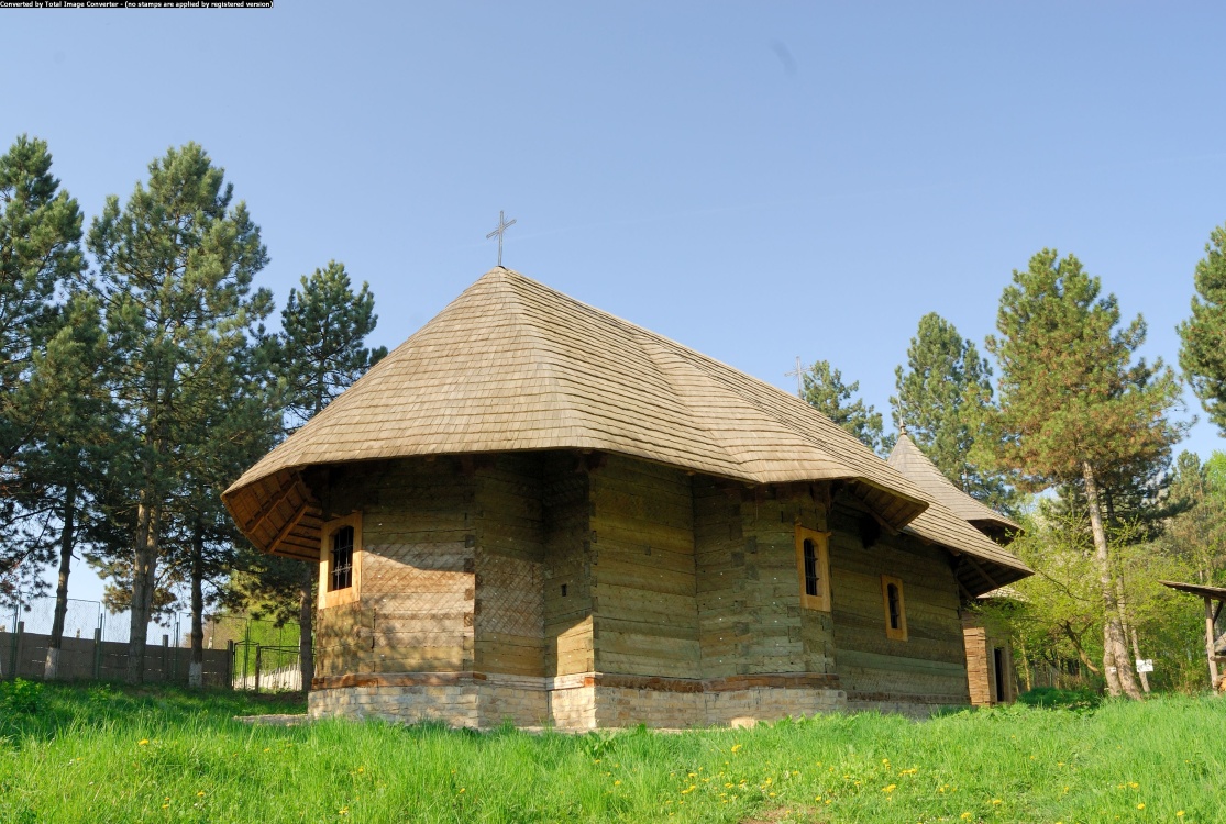 Sursa foto: www.i-tour.ro Sfintele slujbe, reluate în biserica Muzeului Satului Bucovinean