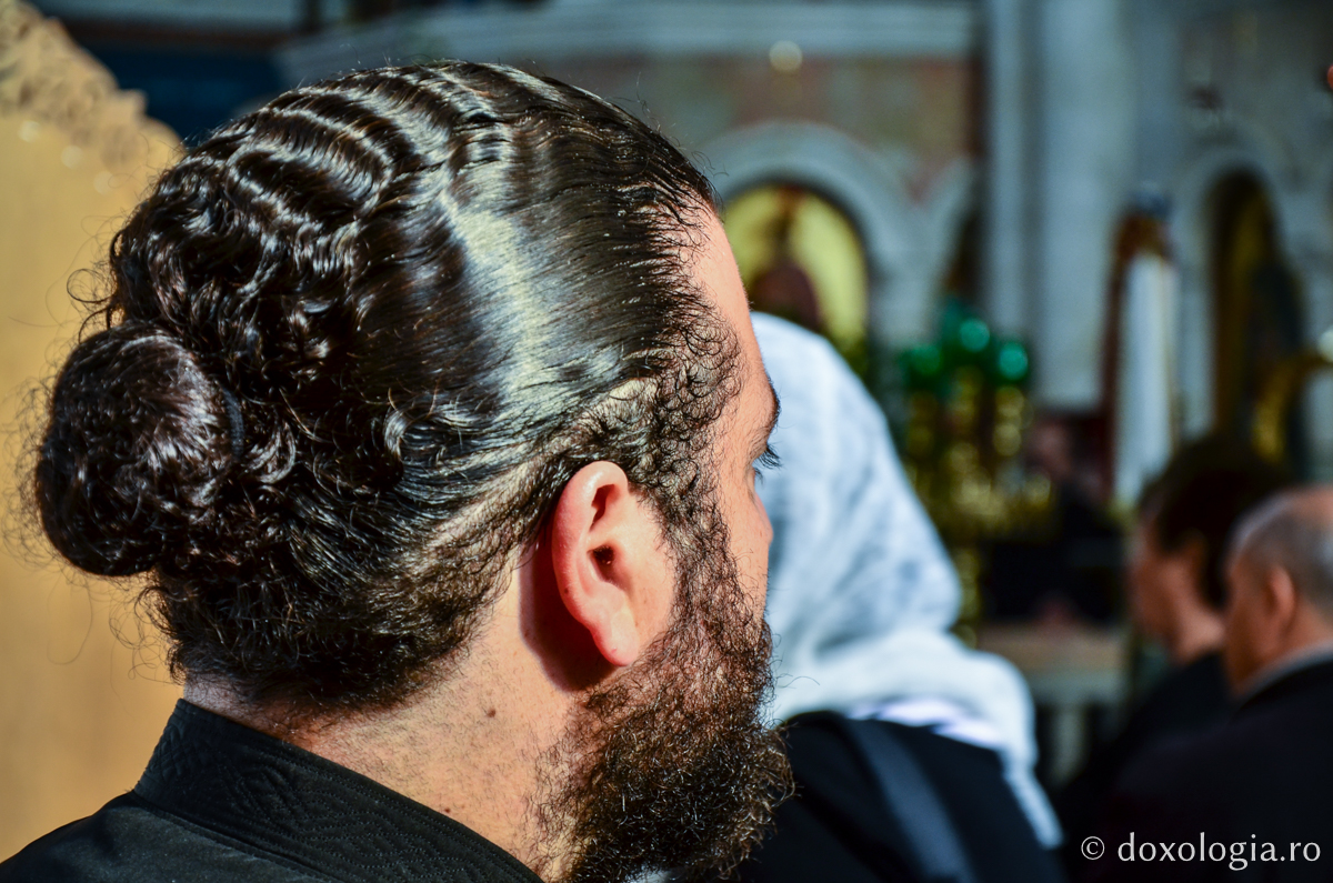 bărbat cu părul prins