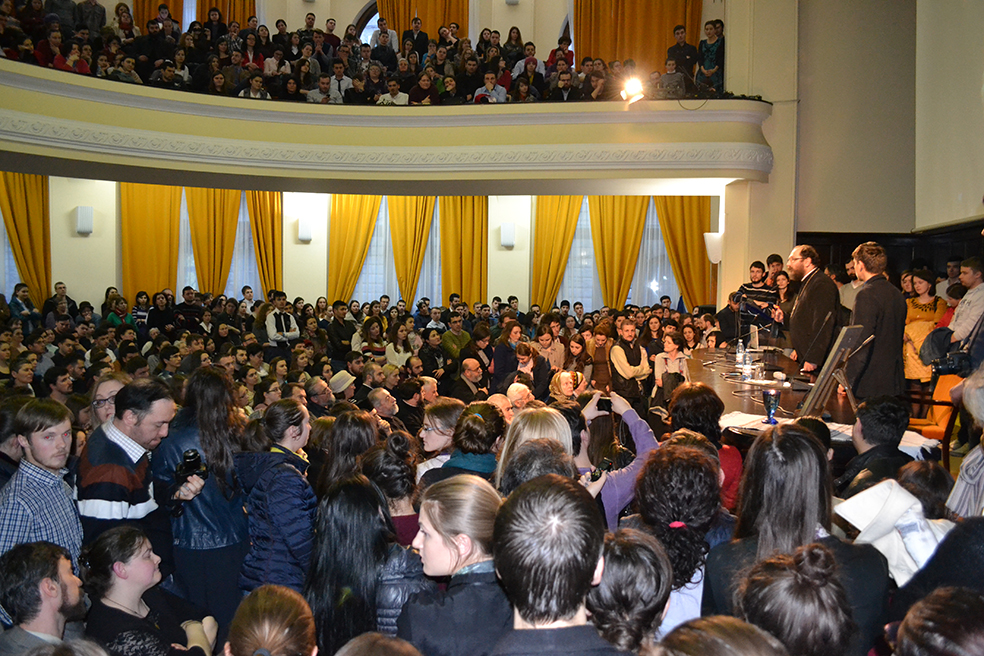 Sală arhiplină la conferinţa susţinută de părintele Constantin Necula la Iaşi