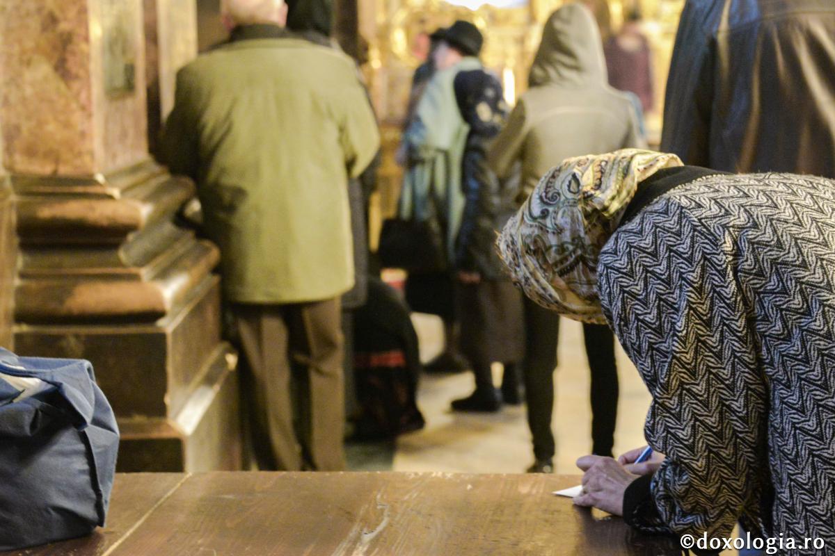 femeie scriind pomelnic