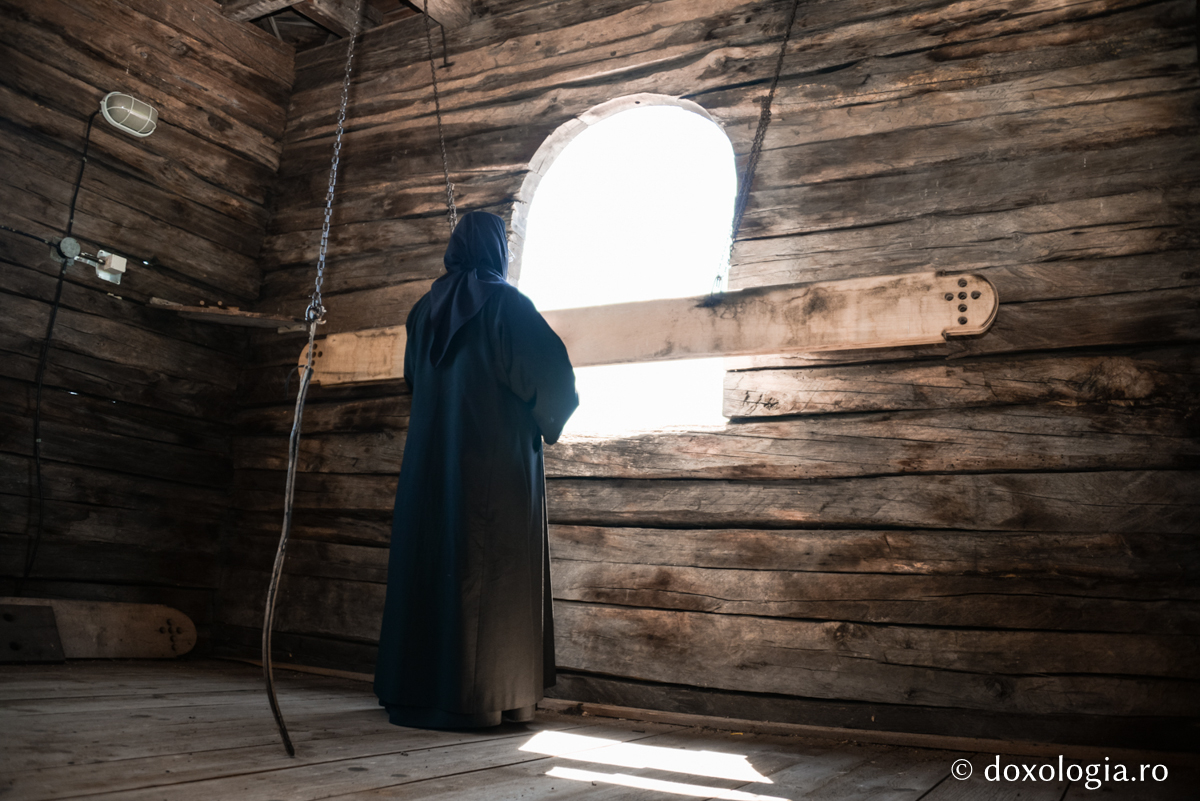 maică bătând toaca