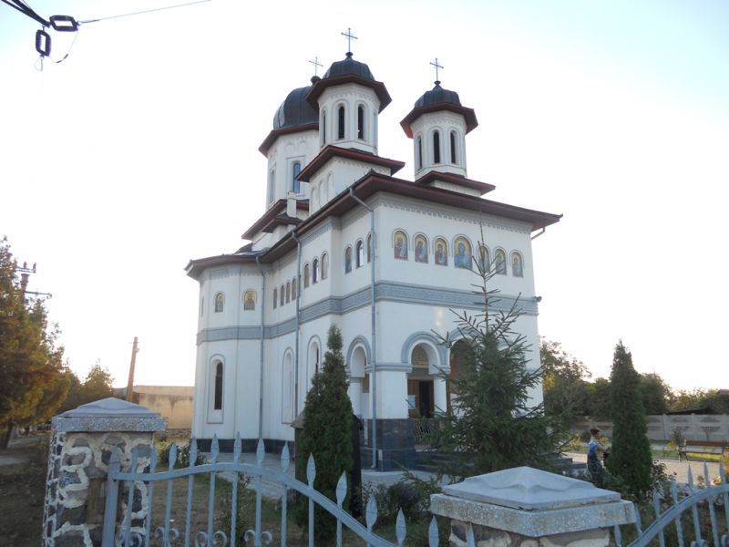 Prezență arhierească la două lăcașuri de cult mehedințene