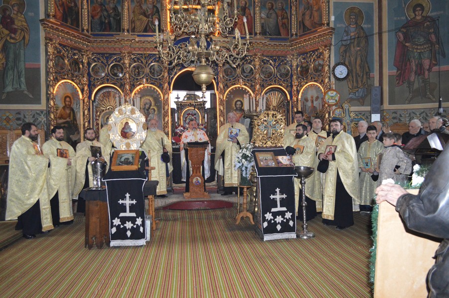 Sfintele icoane, cinstite prin procesiune la Târgu Ocna (GALERIE FOTO)