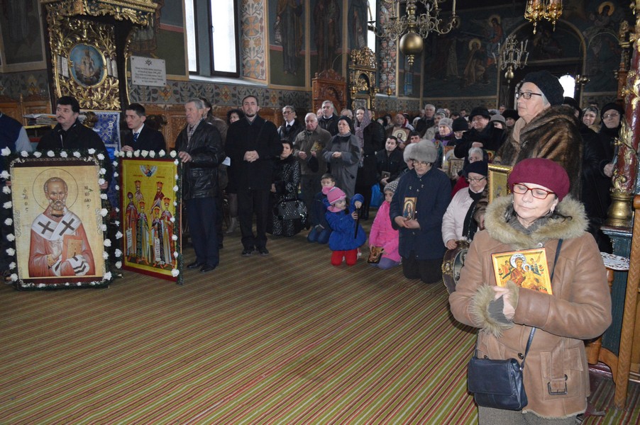 Sfintele icoane, cinstite prin procesiune la Târgu Ocna (GALERIE FOTO)