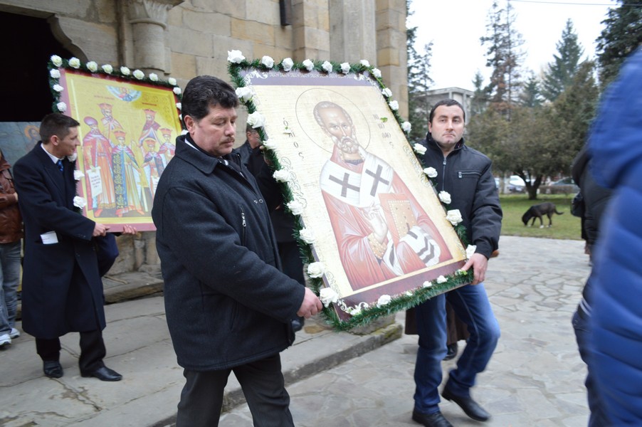 Sfintele icoane, cinstite prin procesiune la Târgu Ocna (GALERIE FOTO)