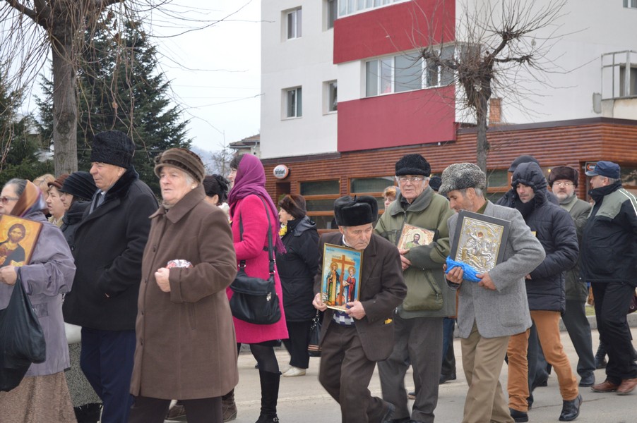 Sfintele icoane, cinstite prin procesiune la Târgu Ocna (GALERIE FOTO)
