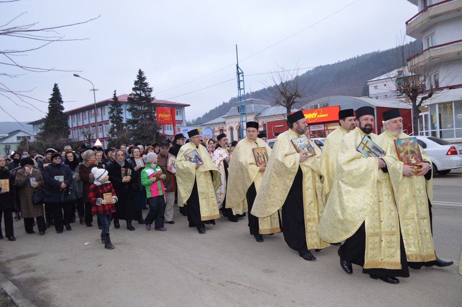 Sfintele icoane, cinstite prin procesiune la Târgu Ocna (GALERIE FOTO)