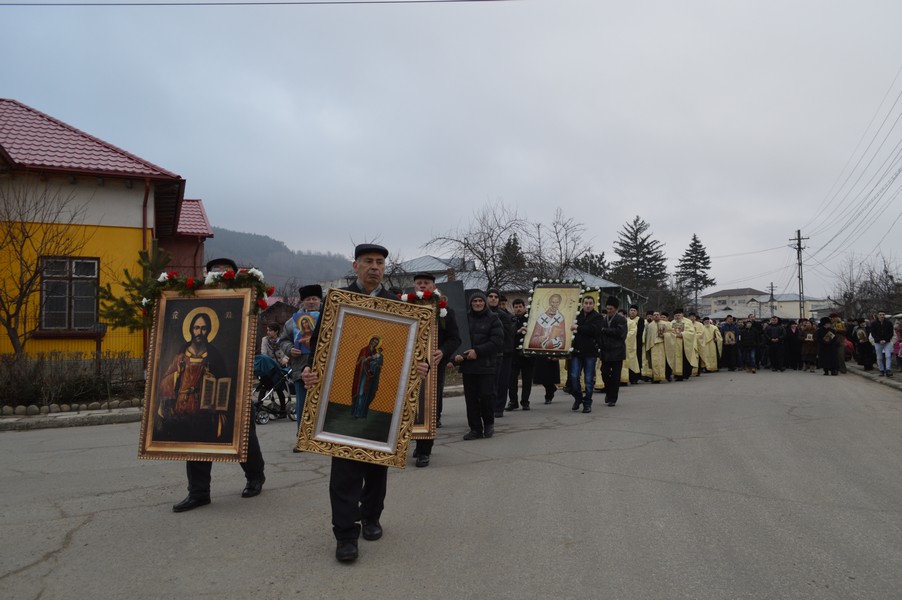Sfintele icoane, cinstite prin procesiune la Târgu Ocna (GALERIE FOTO)