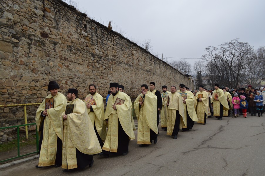 Sfintele icoane, cinstite prin procesiune la Târgu Ocna (GALERIE FOTO)