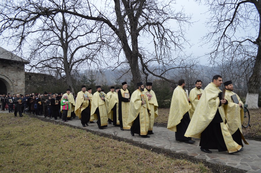 Sfintele icoane, cinstite prin procesiune la Târgu Ocna (GALERIE FOTO)