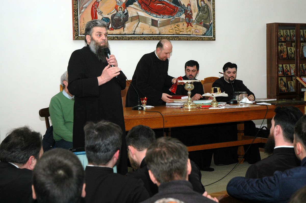 Seară catehetică consacrată Sfintei Liturghii, la Botoşani