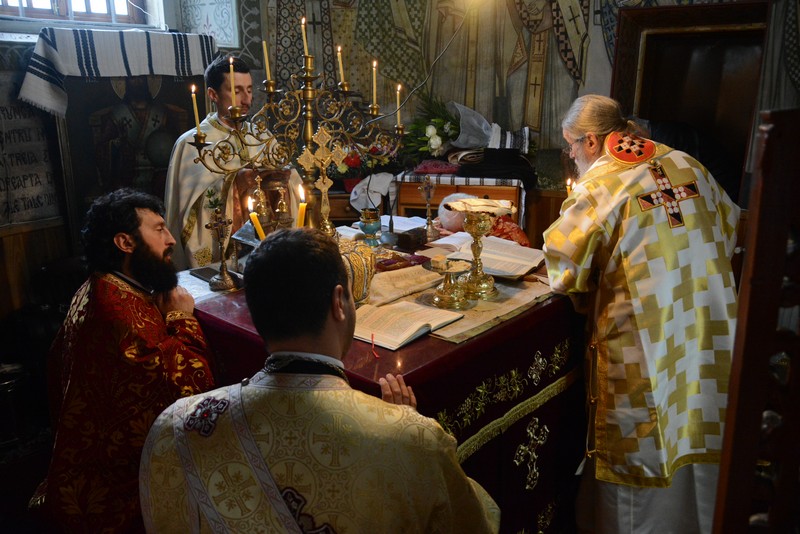 Liturghie arhierească în Parohia Fundu Moldovei