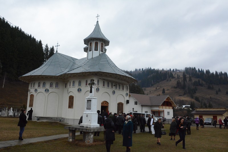 Liturghie arhierească în Parohia Fundu Moldovei