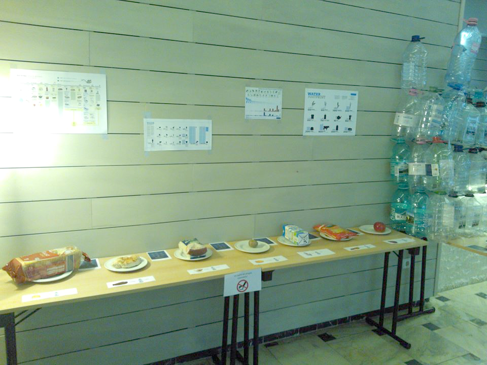 Expoziţia „Lumea este însetată pentru că nouă ne este foame“, la Colegiul „Sfântul Nicolae“