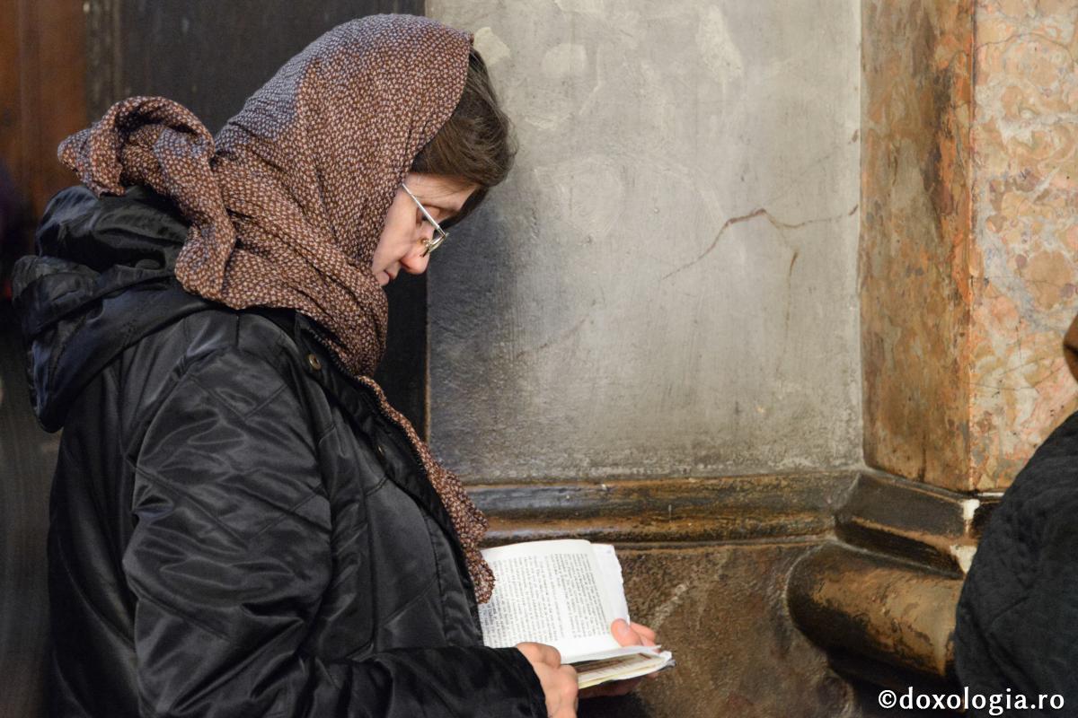Cum ajungem la comuniunea cu Dumnezeu / Foto: Ștefan Cojocariu femeie citind rugăciuni