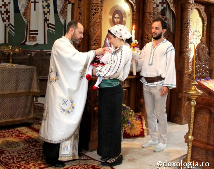 Împărtăşirea preoţilor şi a credincioşilor