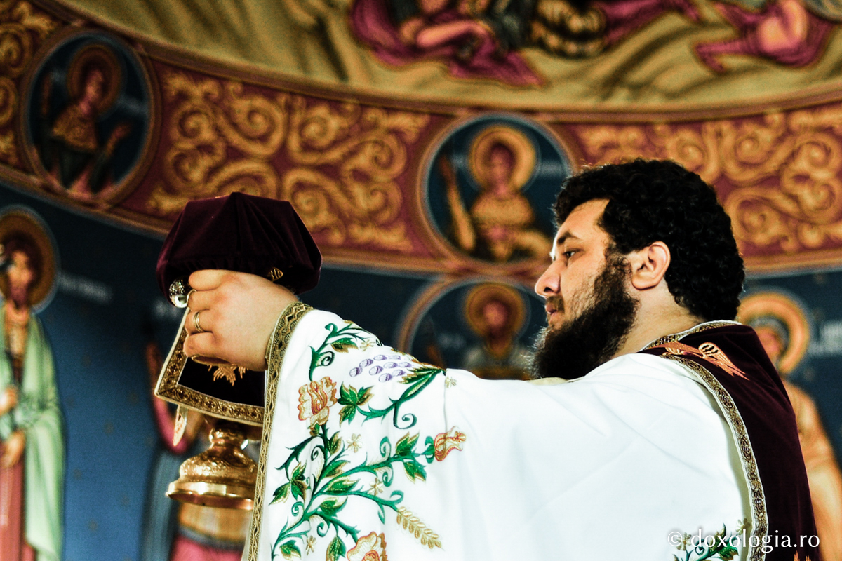 Fiecare Sfântă Liturghie e prilej de împărtăşire