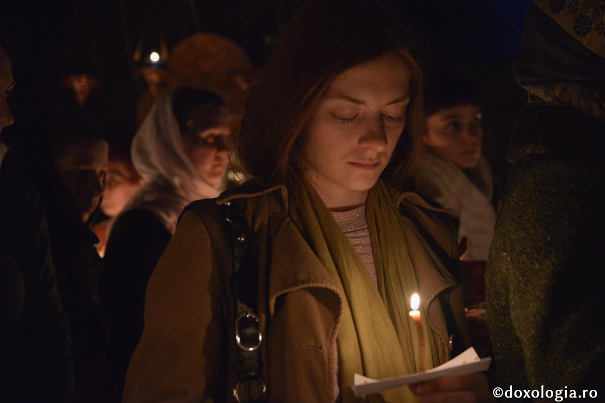 femeie cu lumânare aprinsă în mână