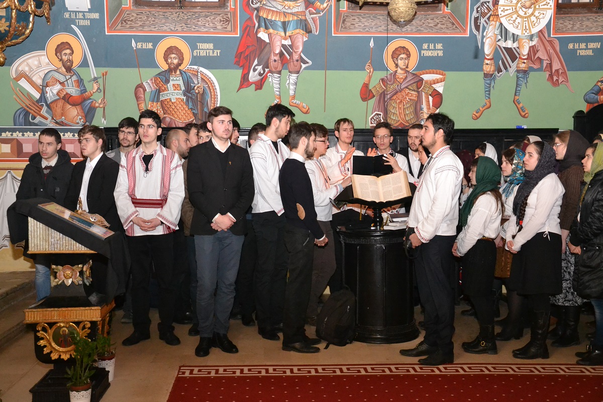 Liturghie arhierească pentru tinerii din ASCOR şi ATOR