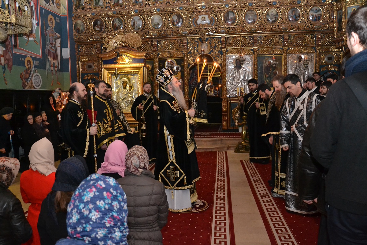 Liturghie arhierească pentru tinerii din ASCOR şi ATOR Liturghie arhierească pentru tinerii din ASCOR şi ATOR