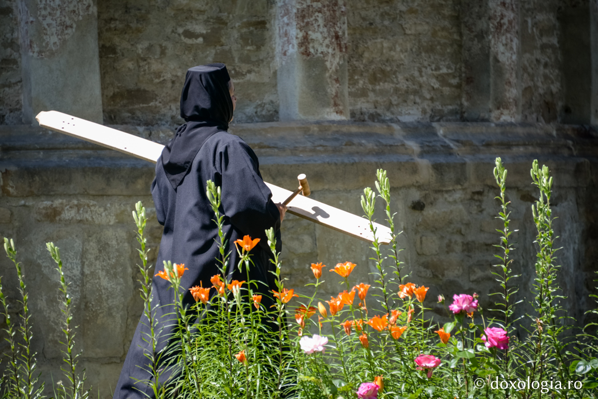 Există vreo diferență între iubirea din lume și iubirea de mănăstire?