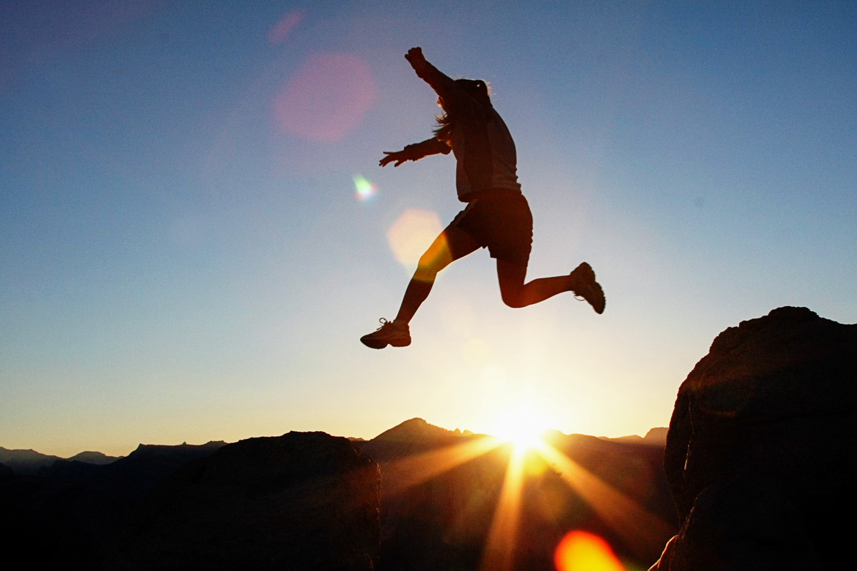 silueta unui om sărind