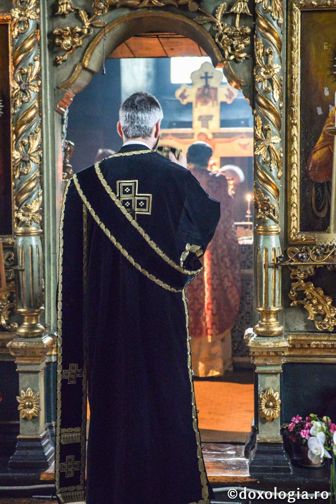 Să participăm cu toată fiinţa noastră la Sfânta Liturghie!