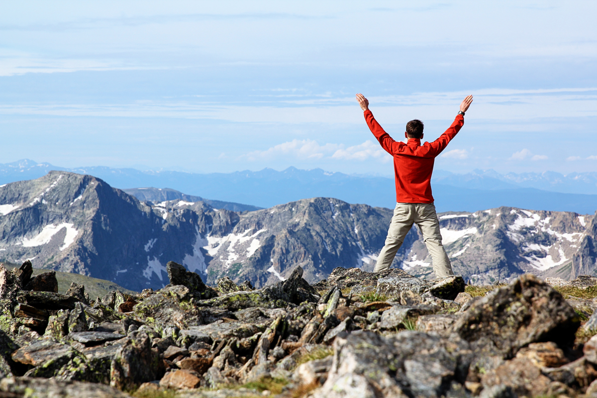 Câţi stau în loc înalt, se primejduiesc să cadă