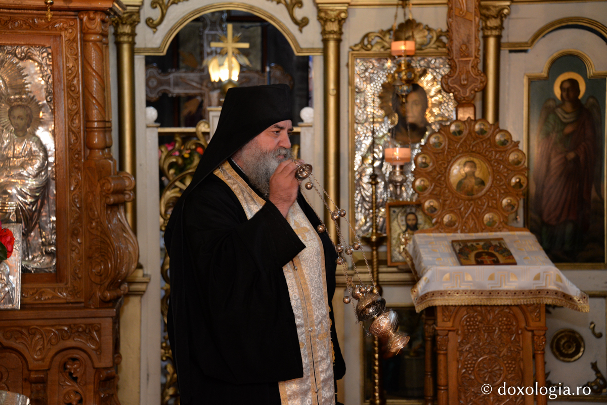 Preoții oferă ajutor dumnezeiesc din mâini omenești