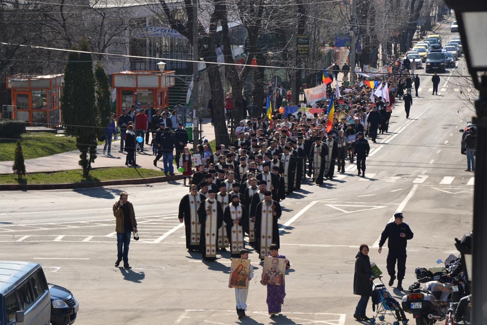 Marşul pentru viaţă, la Piatra Neamţ: „Orice atentat la viaţa pruncului nenăscut este un atentat la persoana umană“