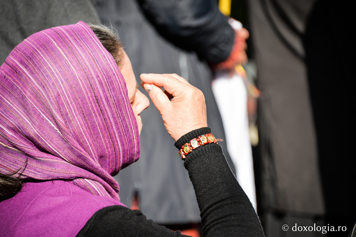 femeie făcând Sfânta Cruce