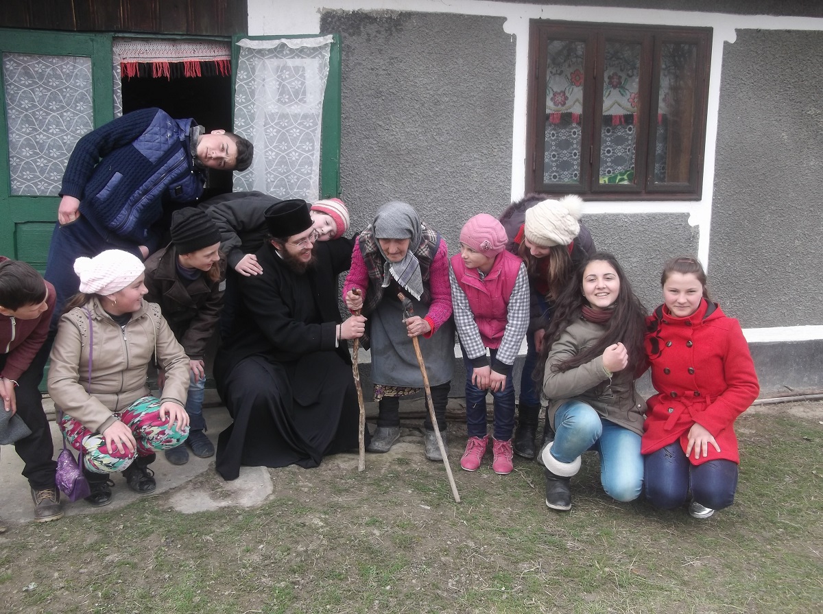 Proiectul „Toiagul viu al bătrâneţii“, în Parohia Comăneşti